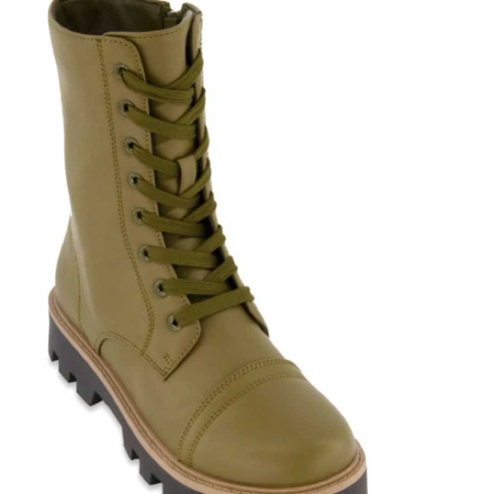 Selling these boots I bought for my sister but she can not fit them
